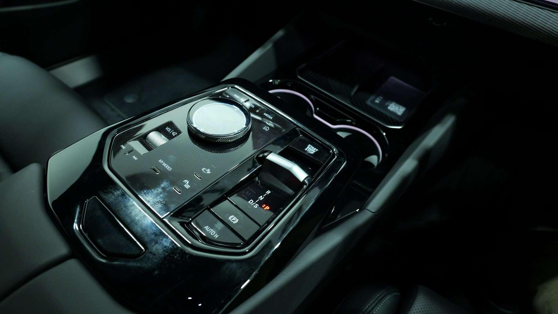 BMW 5 Series view 11