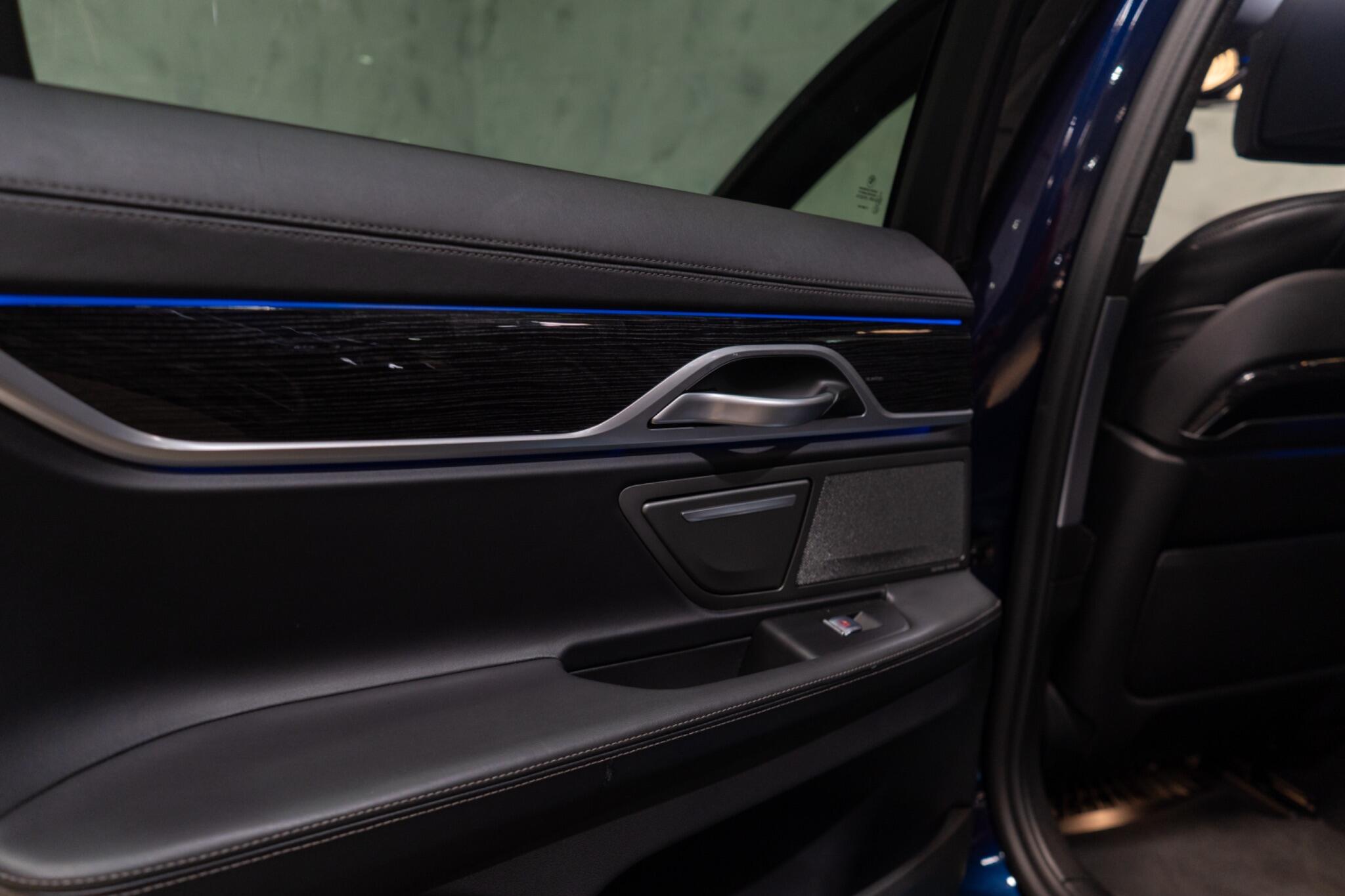 BMW 7 Series view 35