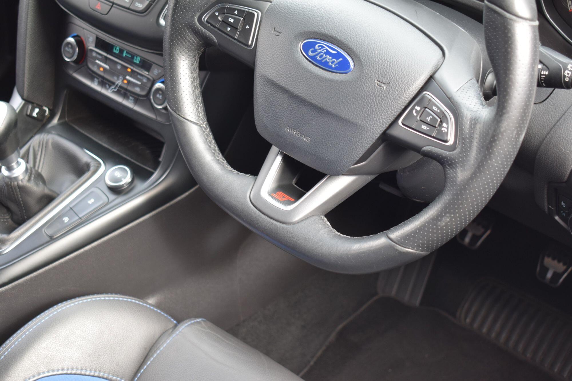 Ford Focus view 14