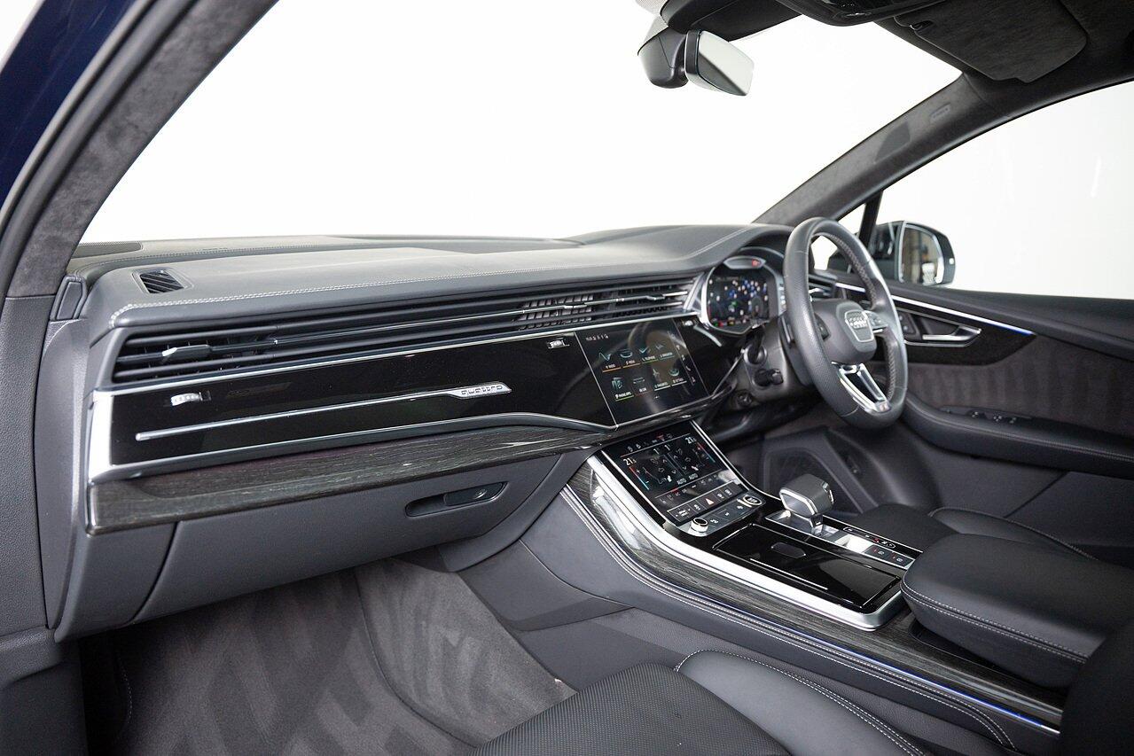 Audi Q7 view 27