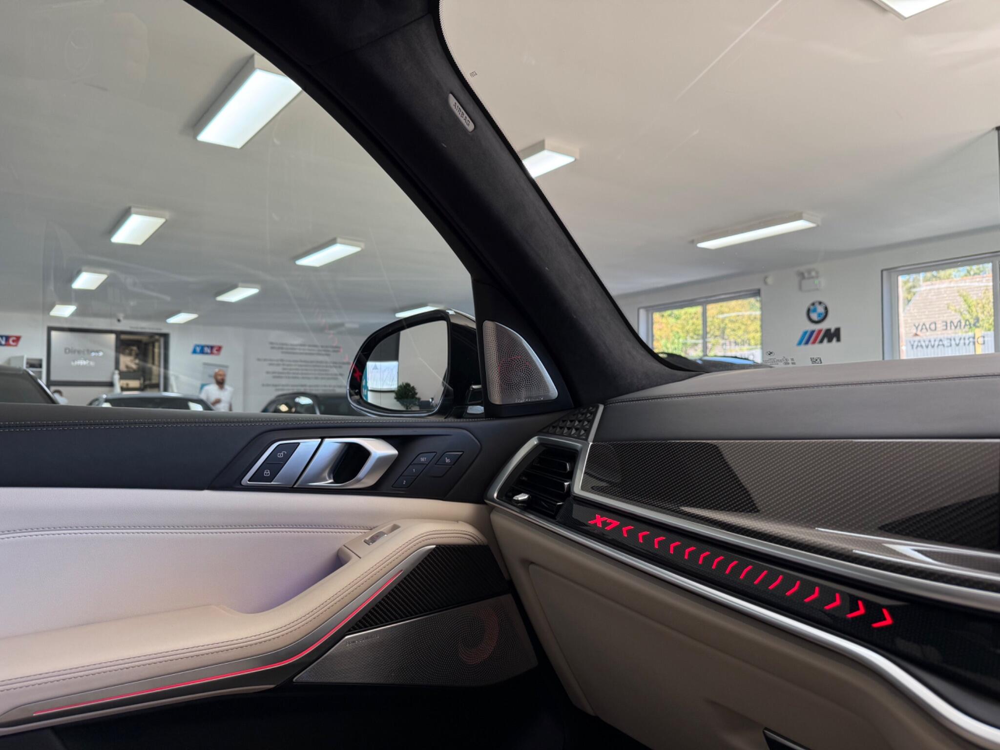 BMW X7 view 24