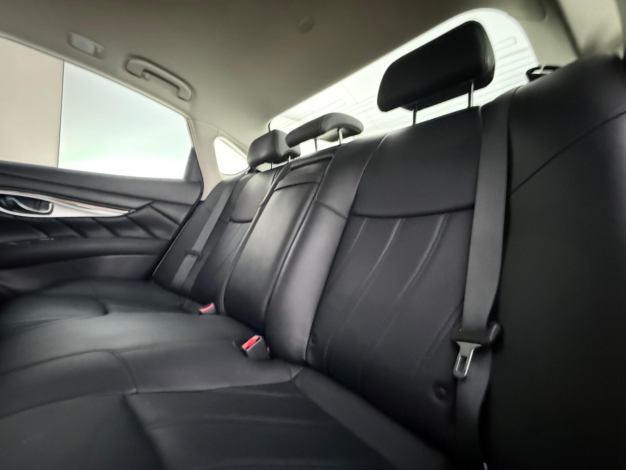 Infiniti Q70 view 34