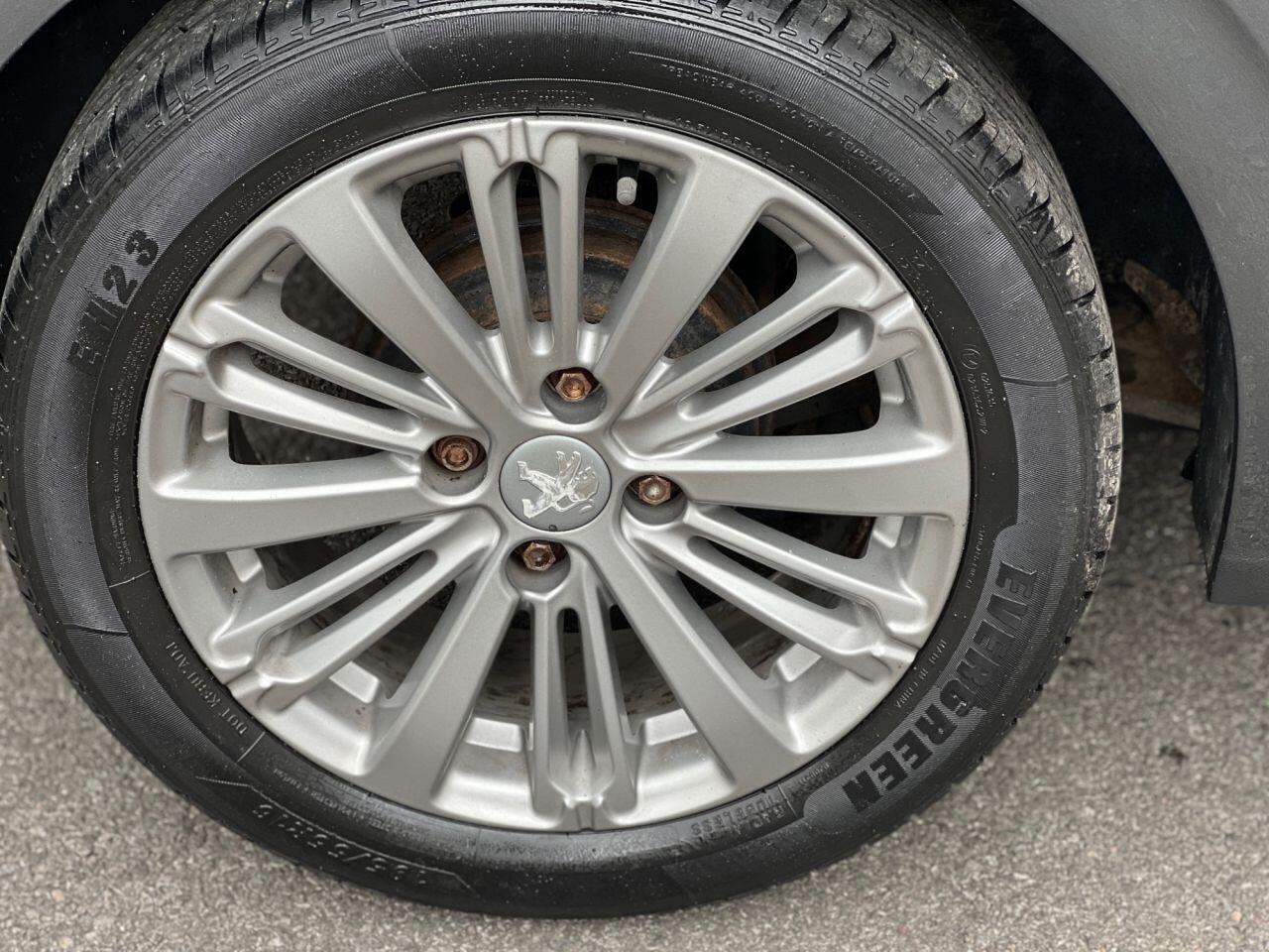 Peugeot 208 view 12