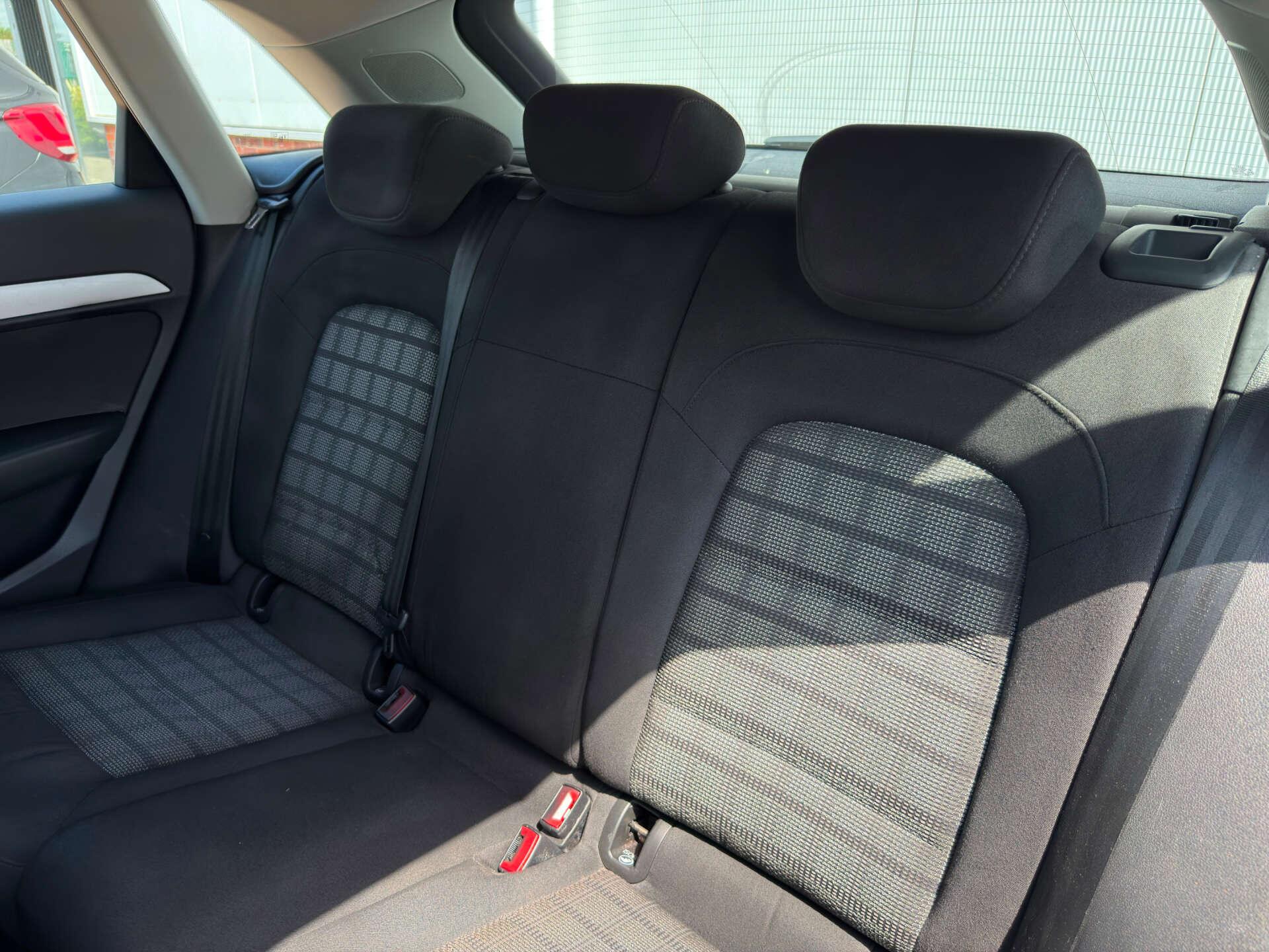 Audi Q3 view 42