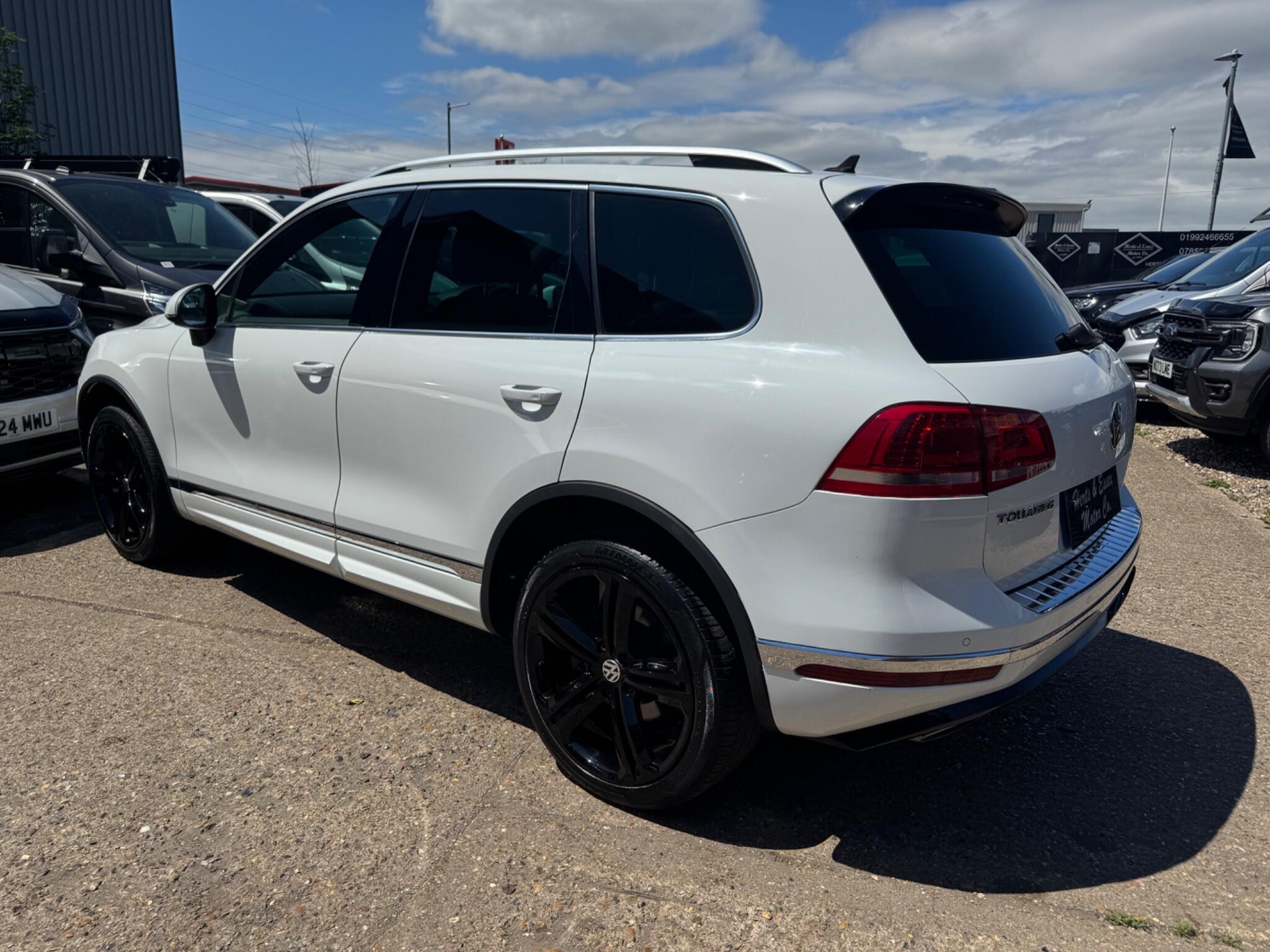Volkswagen Touareg view 4