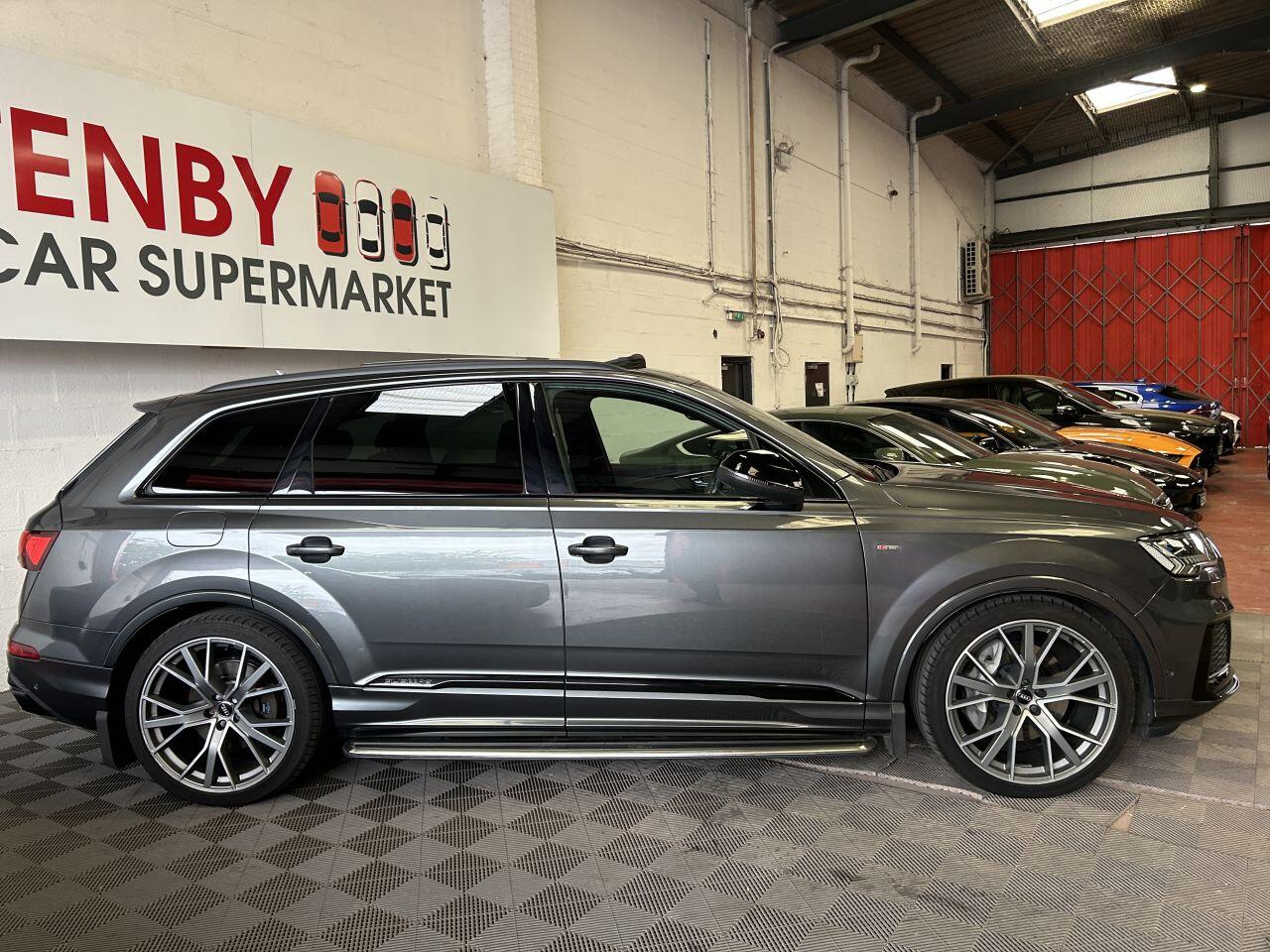 Audi Q7 view 11