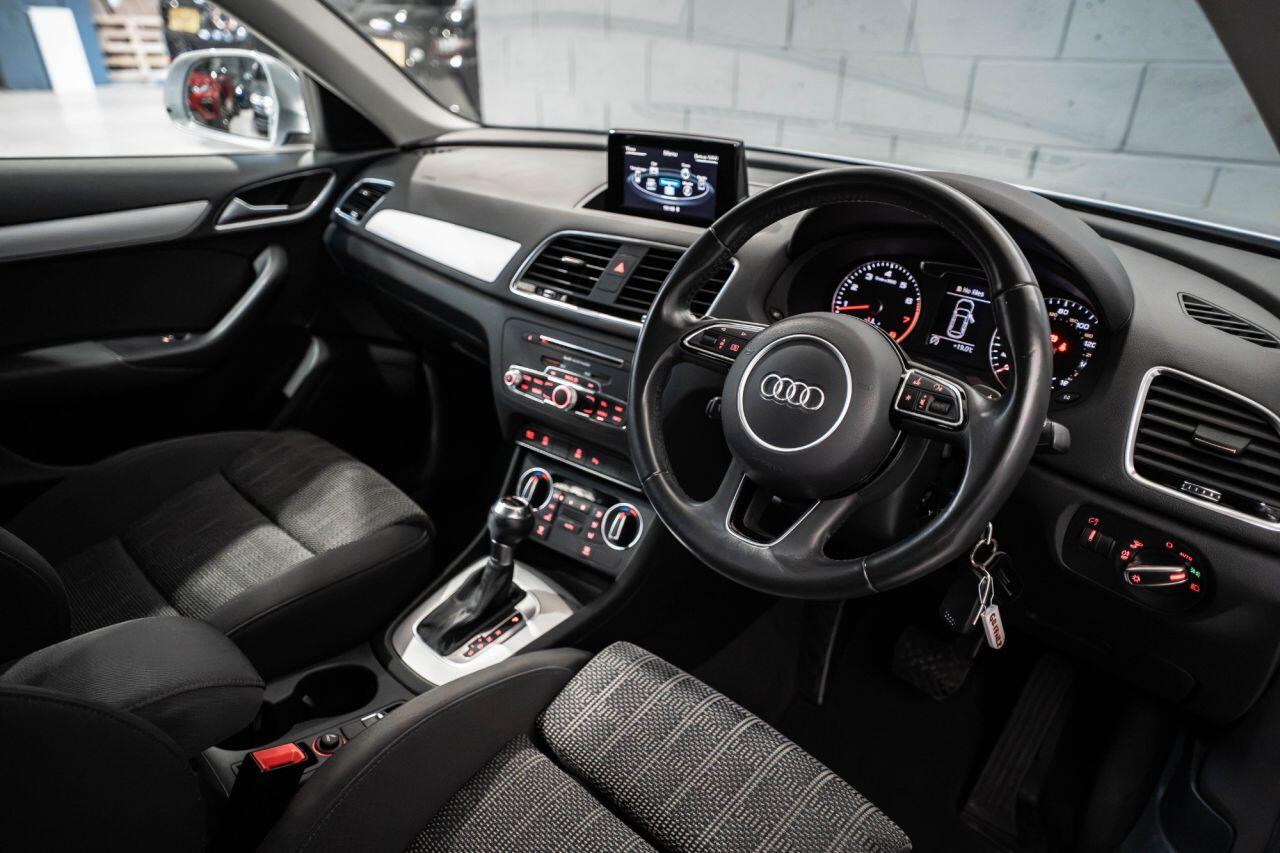 Audi Q3 view 10