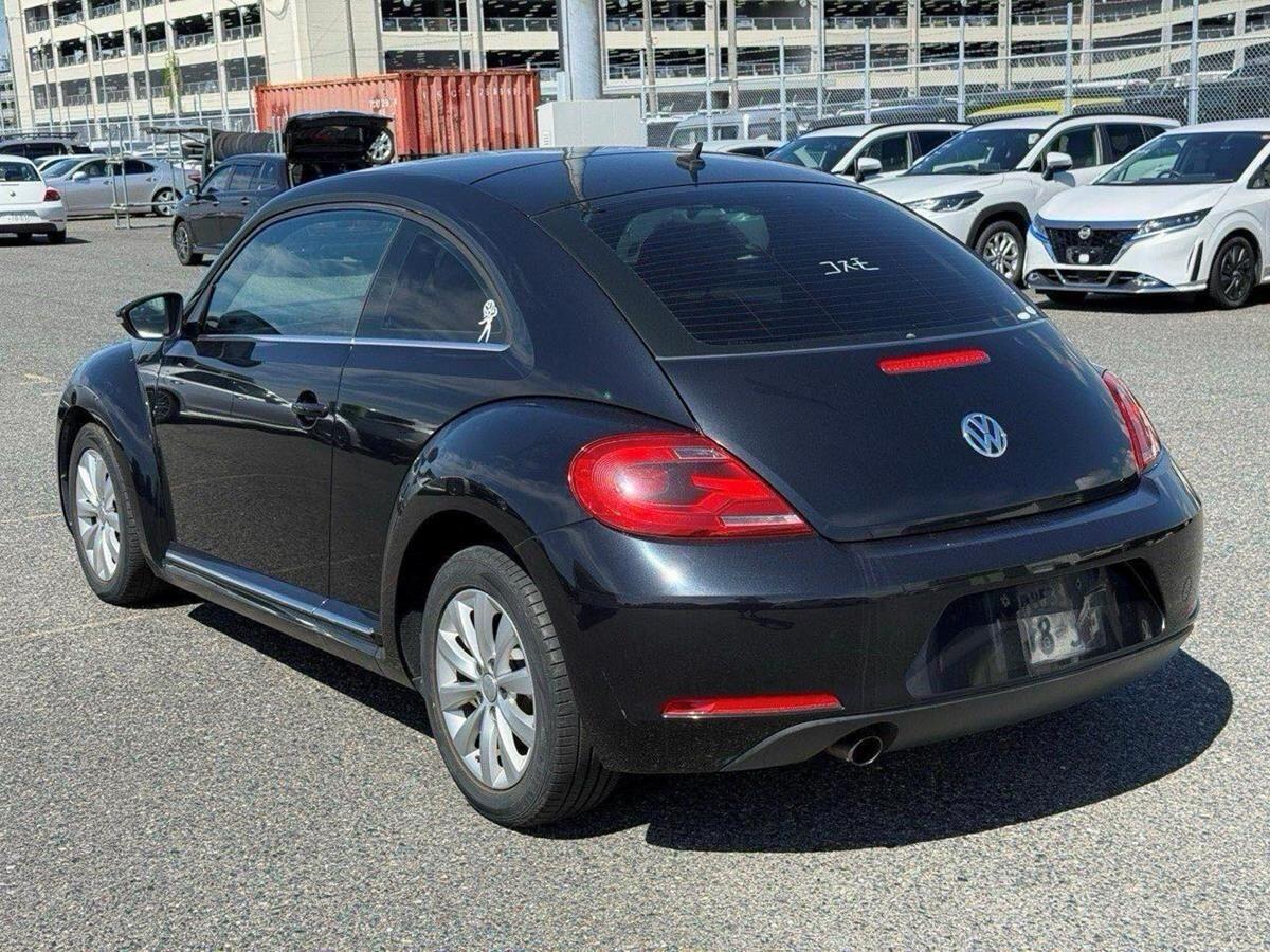 Volkswagen Beetle view 4