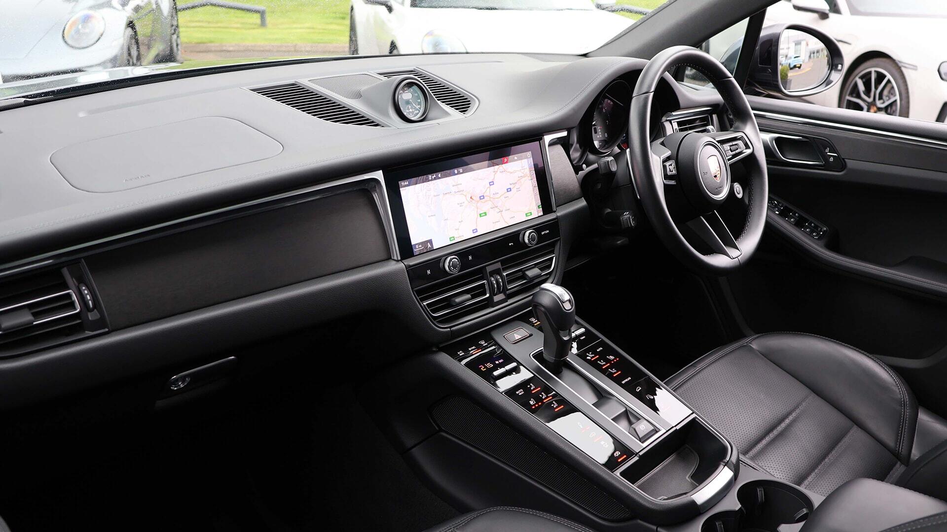 Porsche Macan view 3