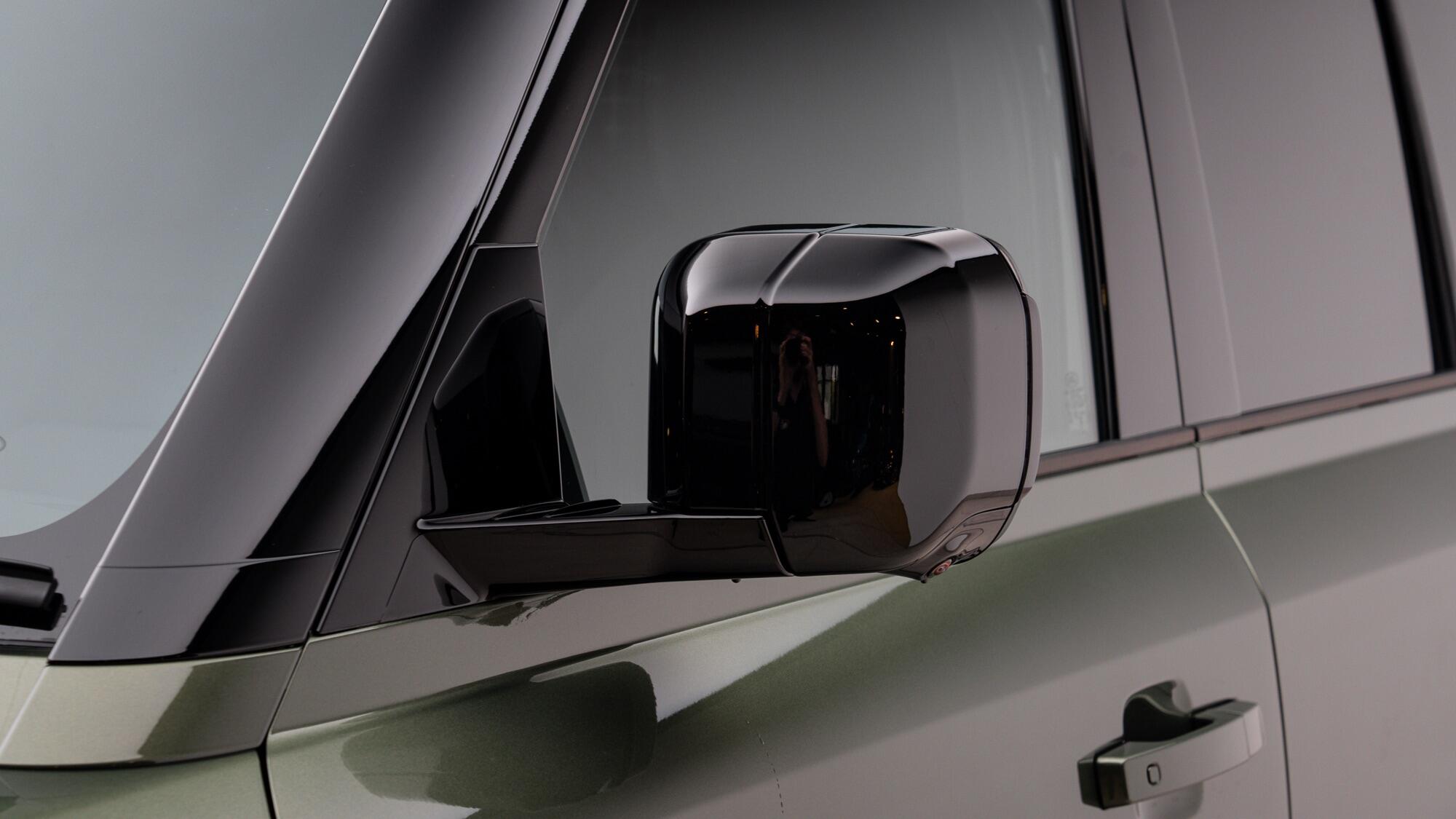 Land Rover Defender 110 view 33