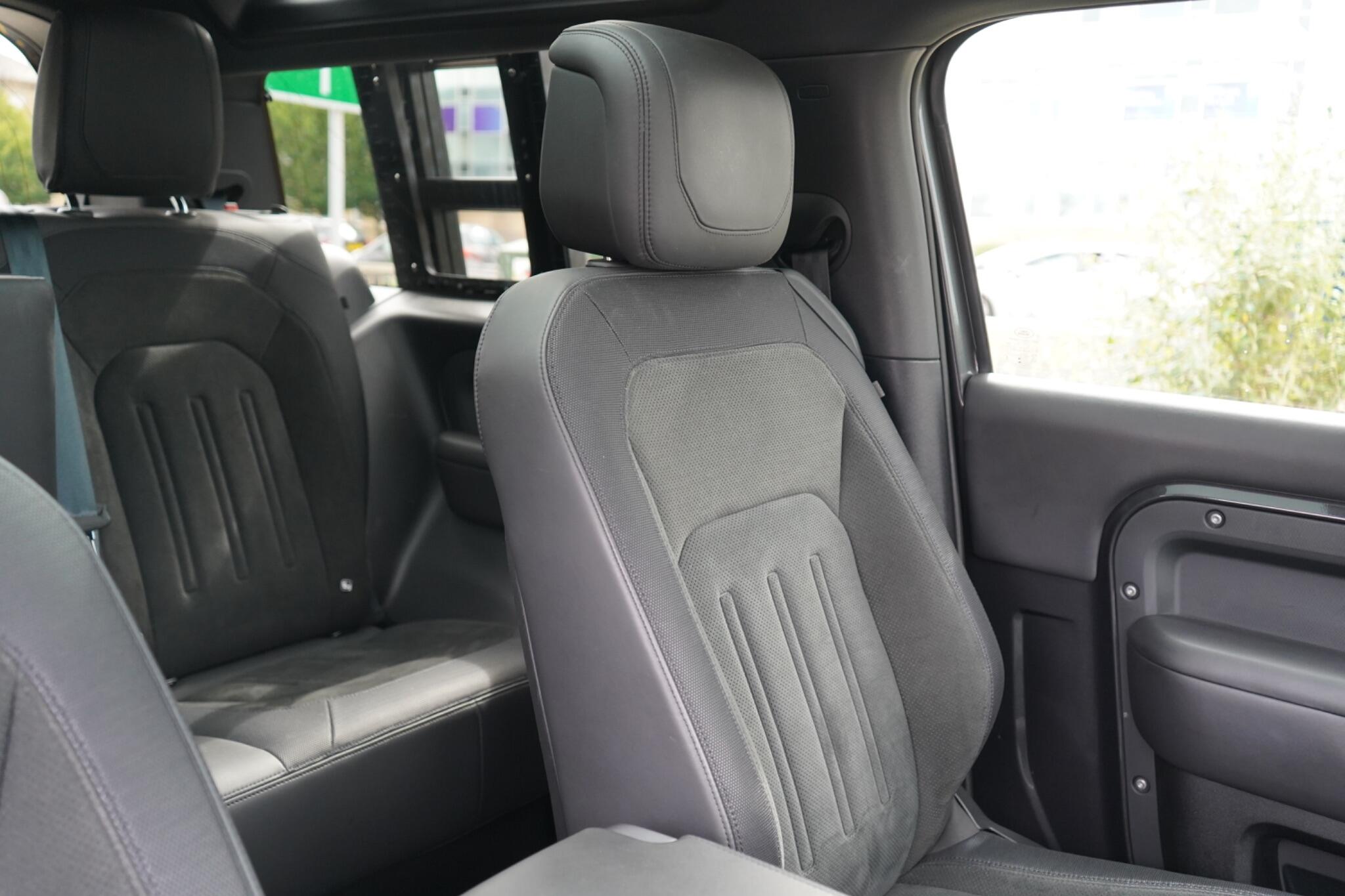 Land Rover Defender 90 view 20