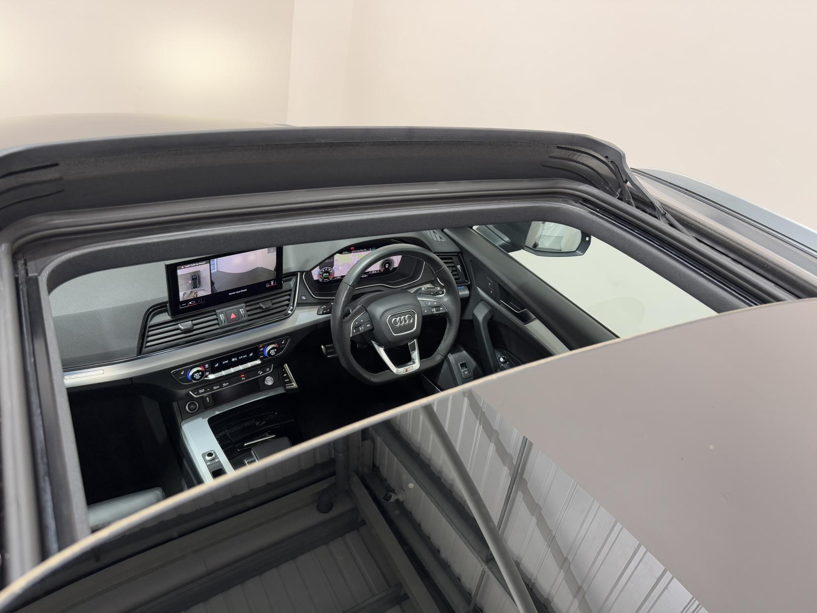 Audi Q5 view 12