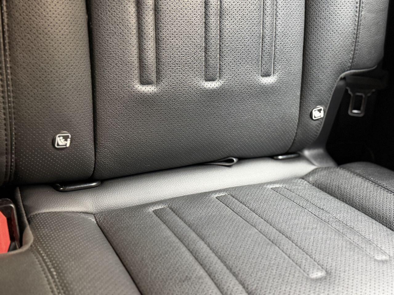 Land Rover Defender 110 view 43