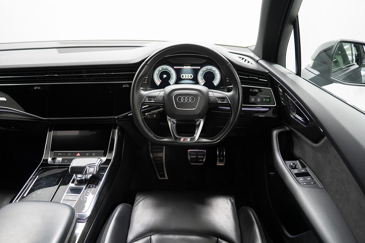 Audi Q7 view 9
