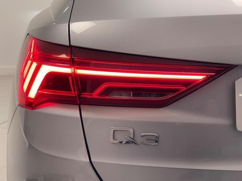 Audi Q3 view 19
