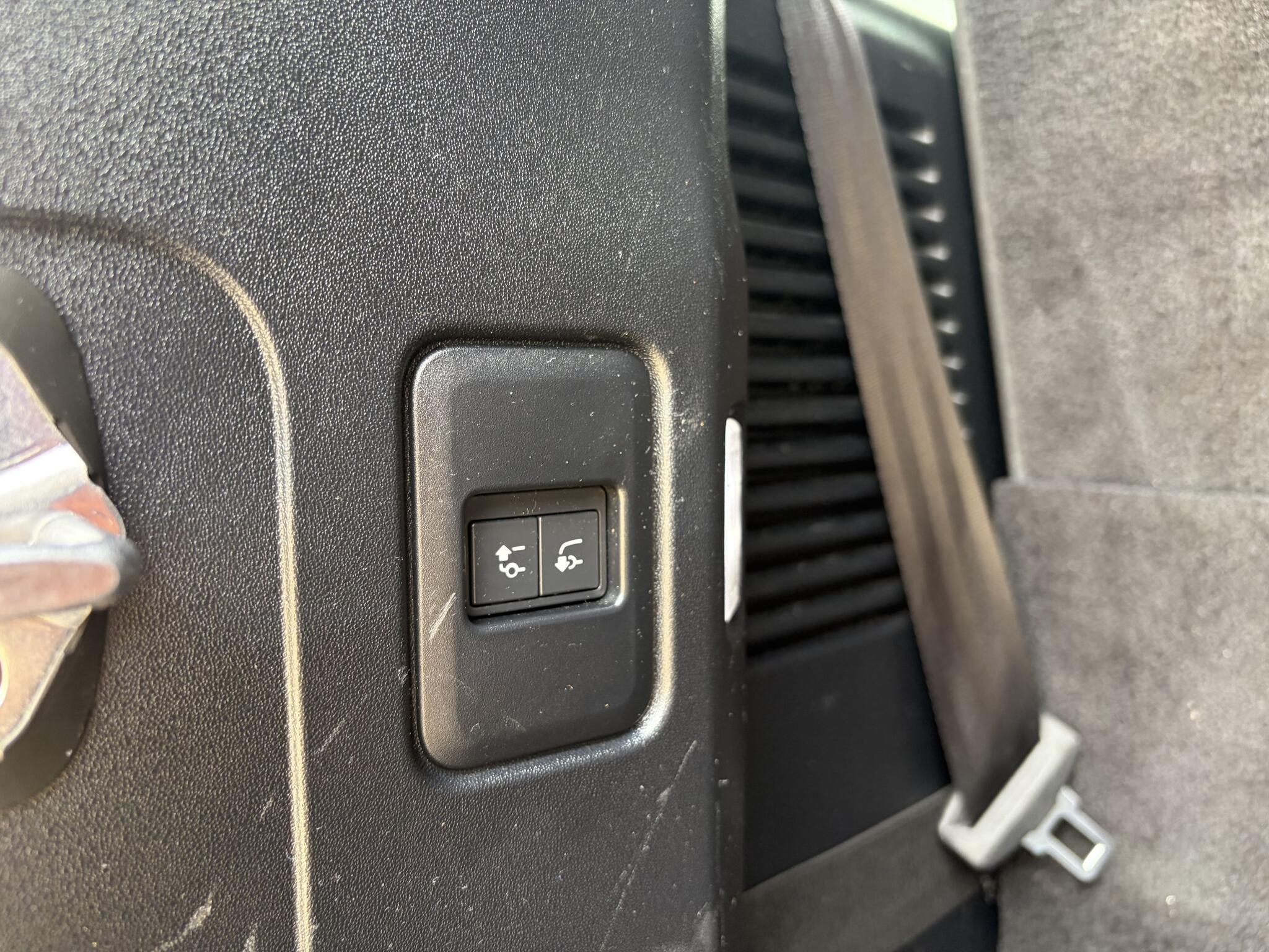 Land Rover Defender 130 view 34