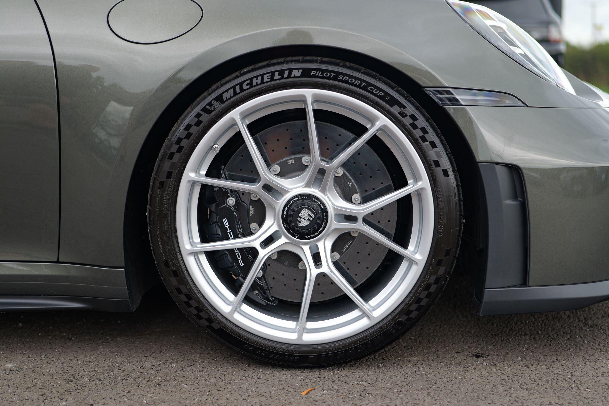 Porsche 911 view 8