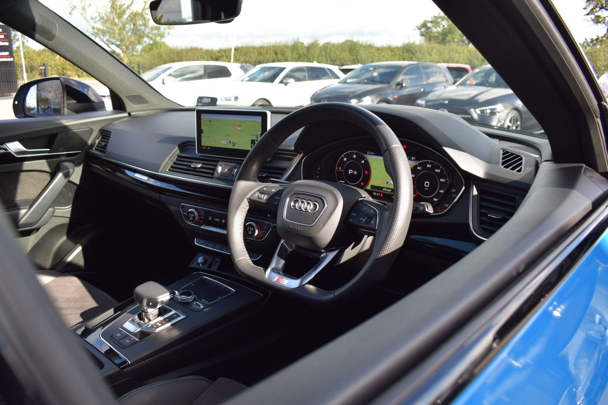 Audi Q5 view 11