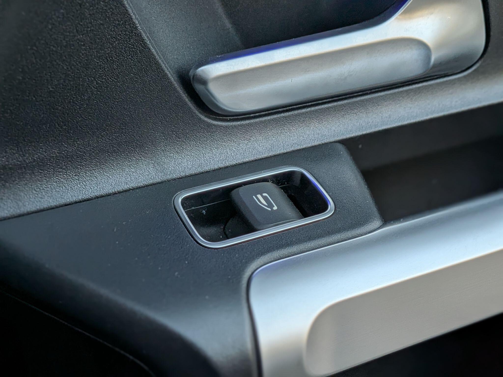 Mercedes-Benz GLB view 32
