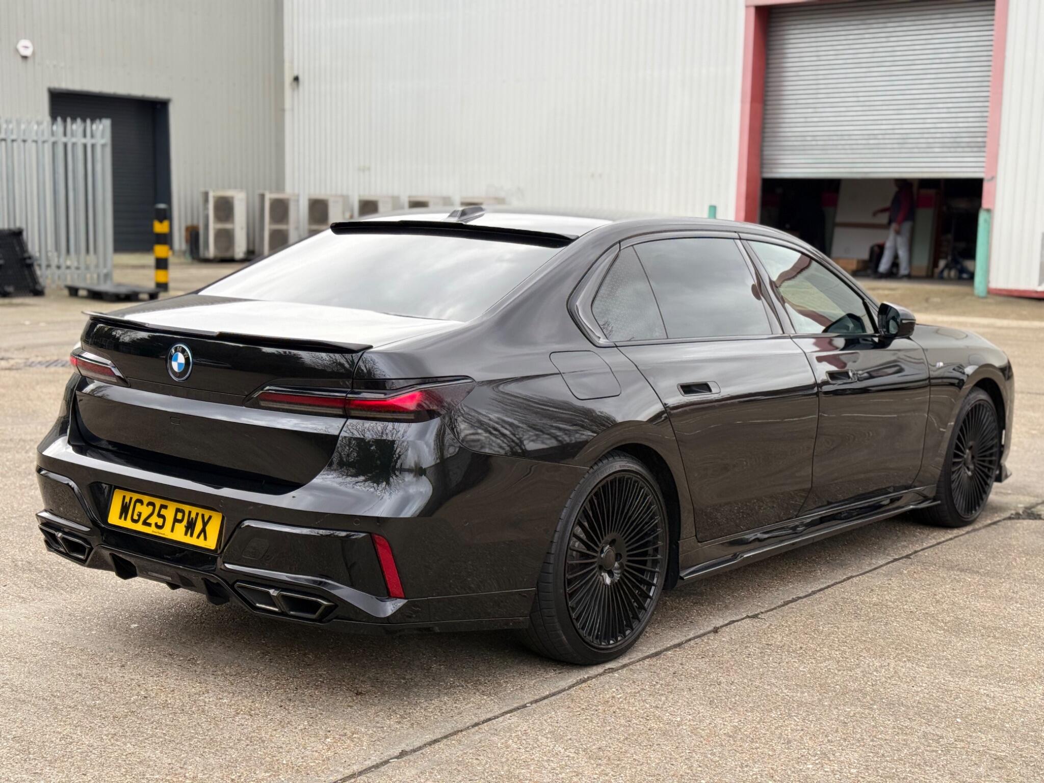 BMW 7 Series view 11