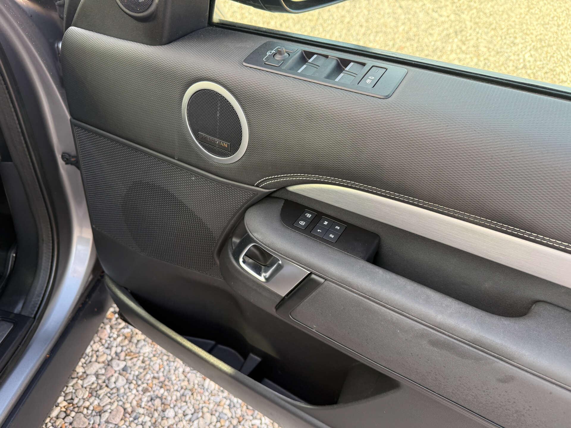 Land Rover Discovery view 24