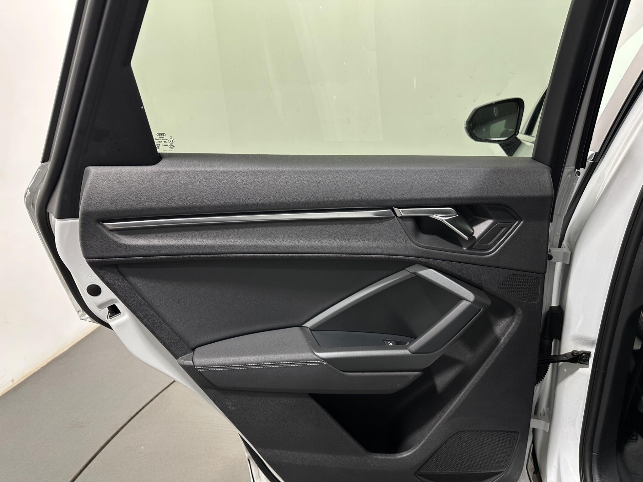 Audi Q3 view 39