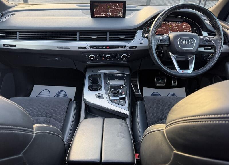 Audi Q7 view 32
