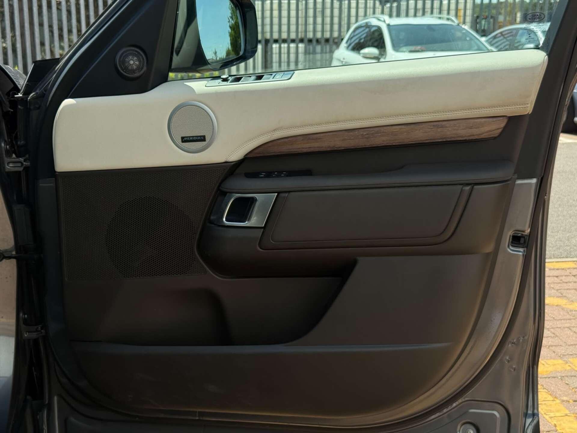 Land Rover Discovery 3 view 21