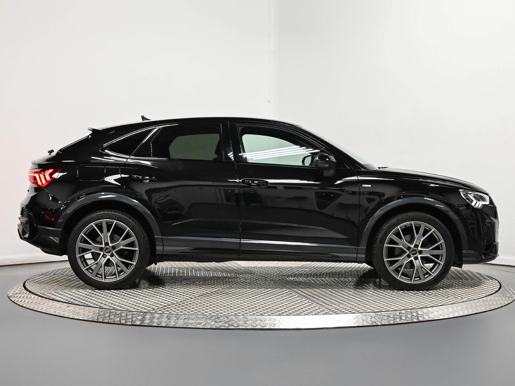 Audi Q3 view 38