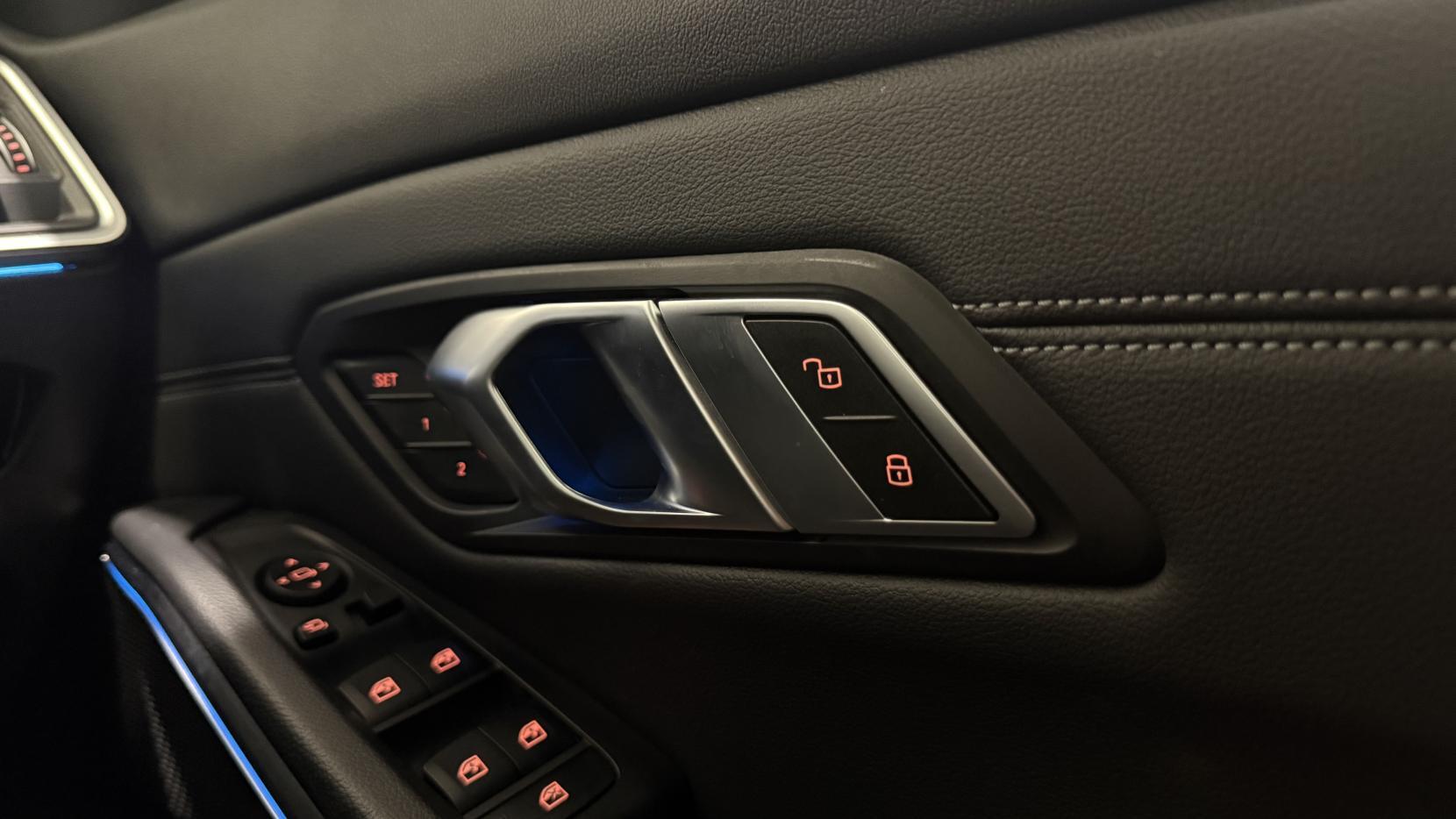 BMW 3 Series view 25