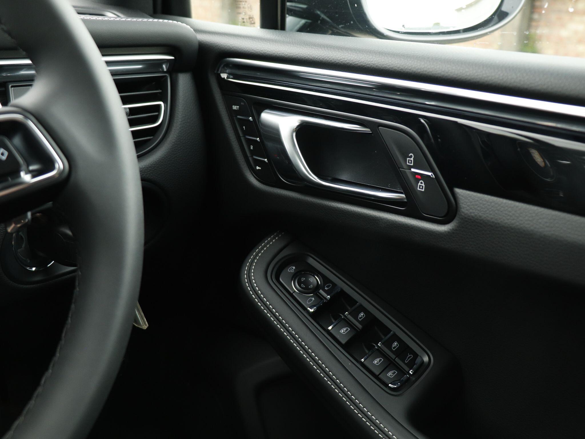 Porsche Macan view 21
