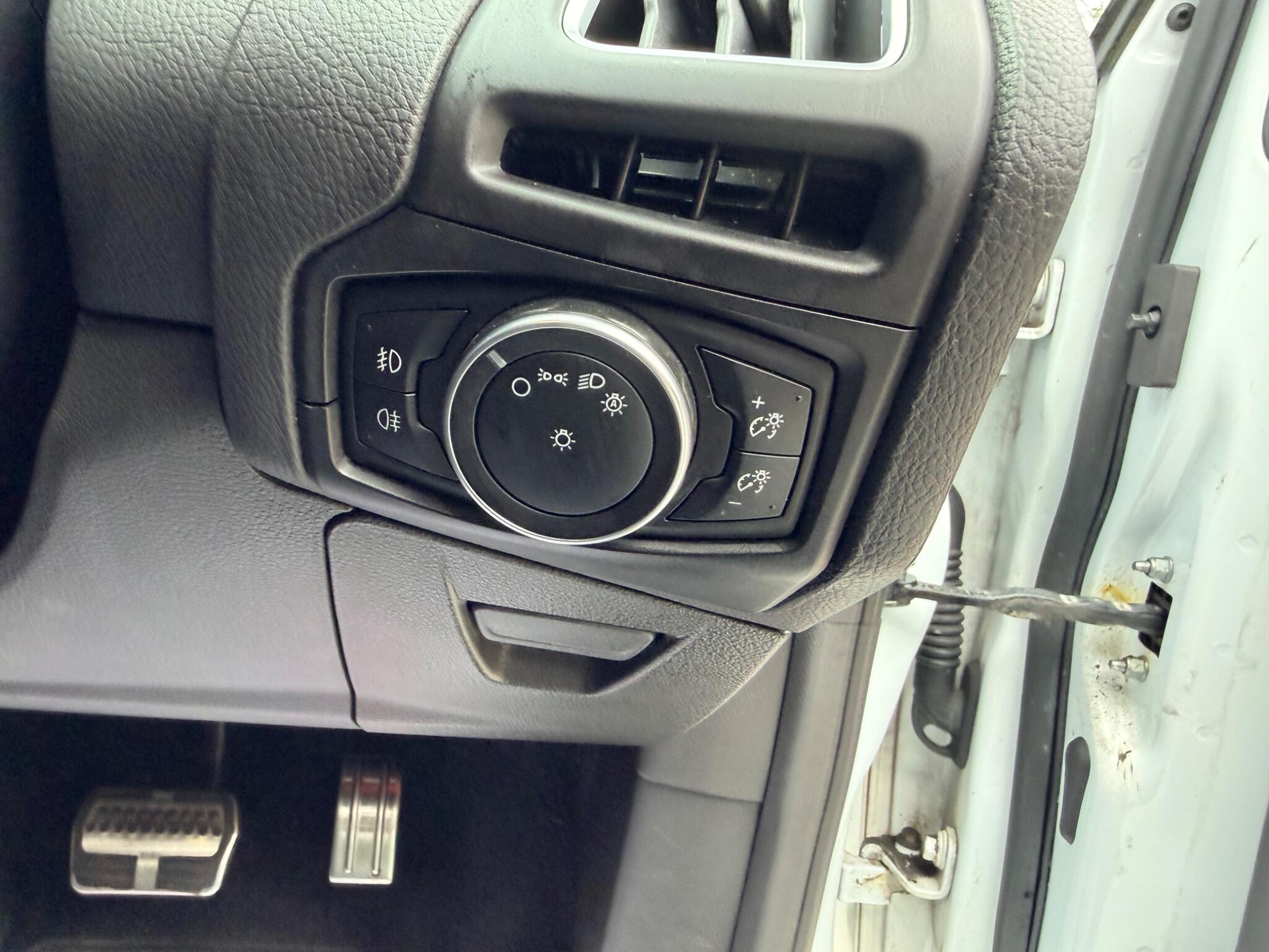Ford Focus view 23
