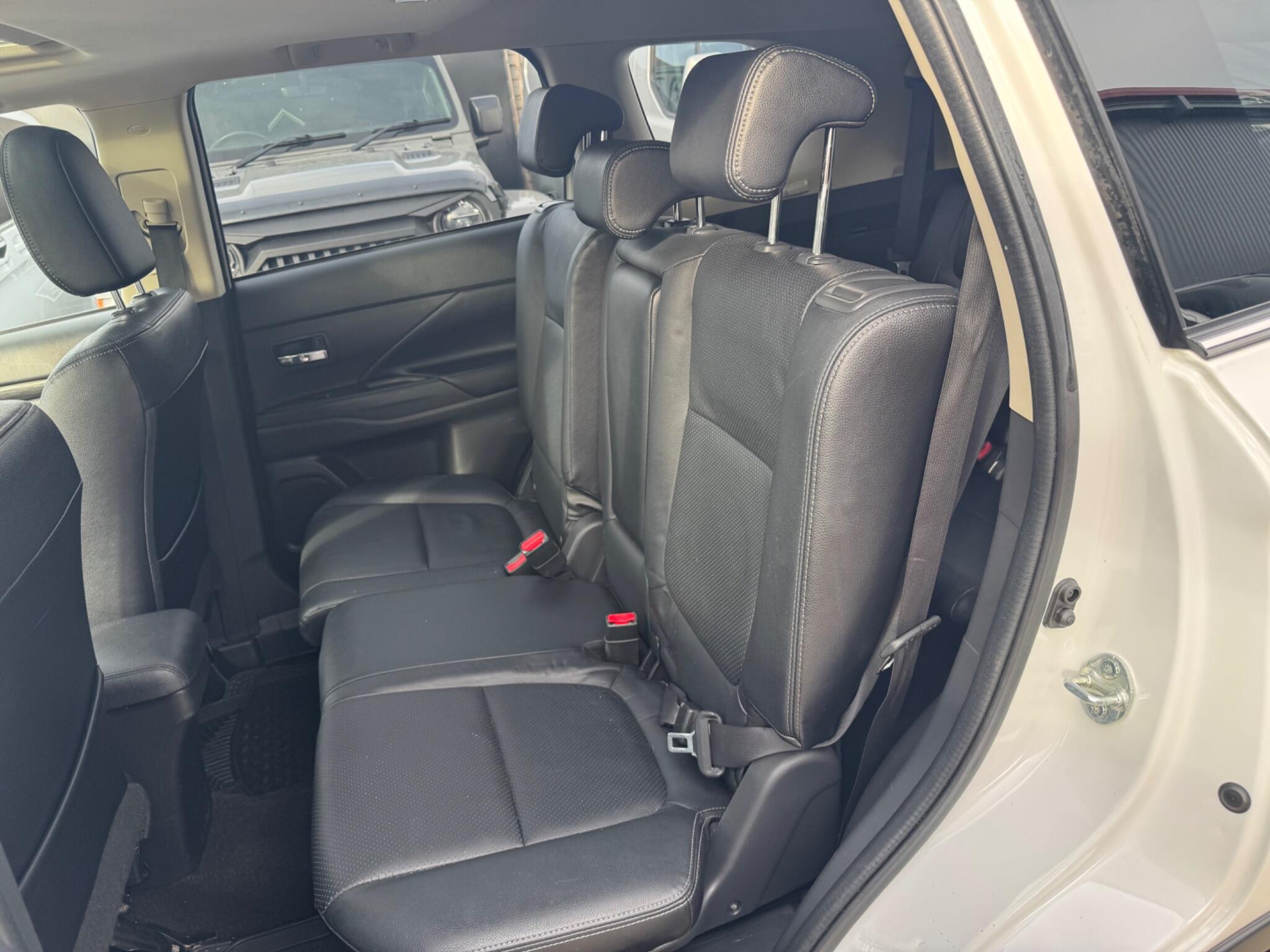 Mitsubishi Outlander view 18