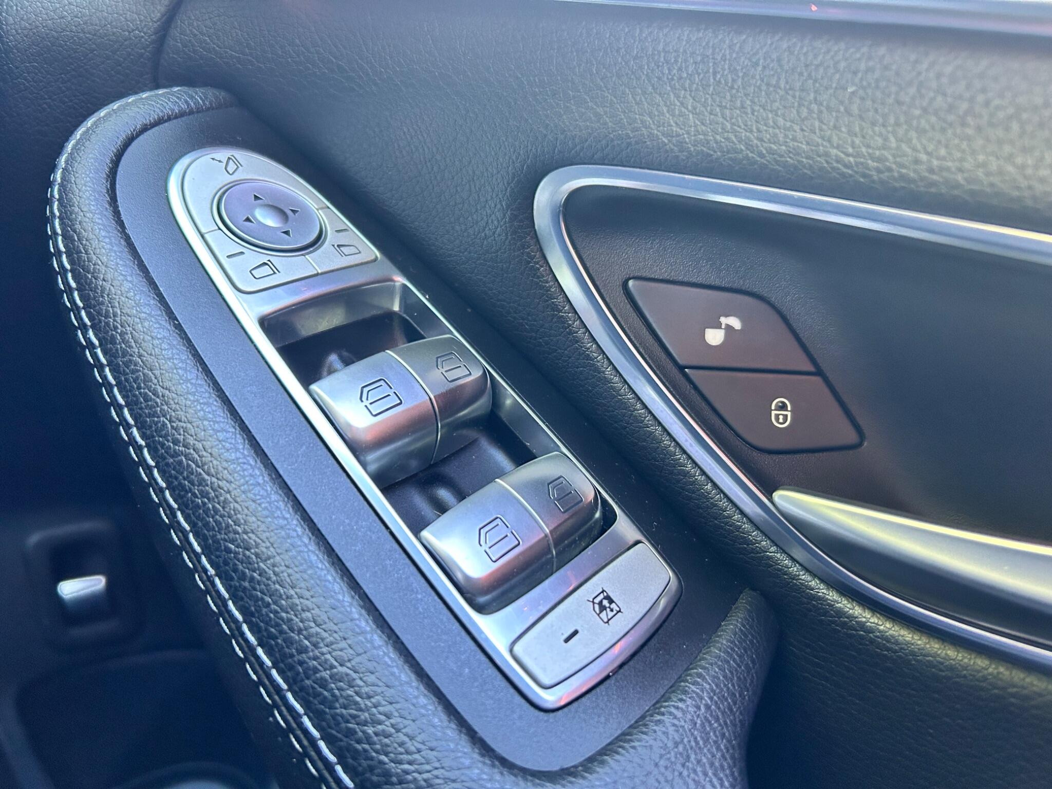 Mercedes-Benz C-Class view 29