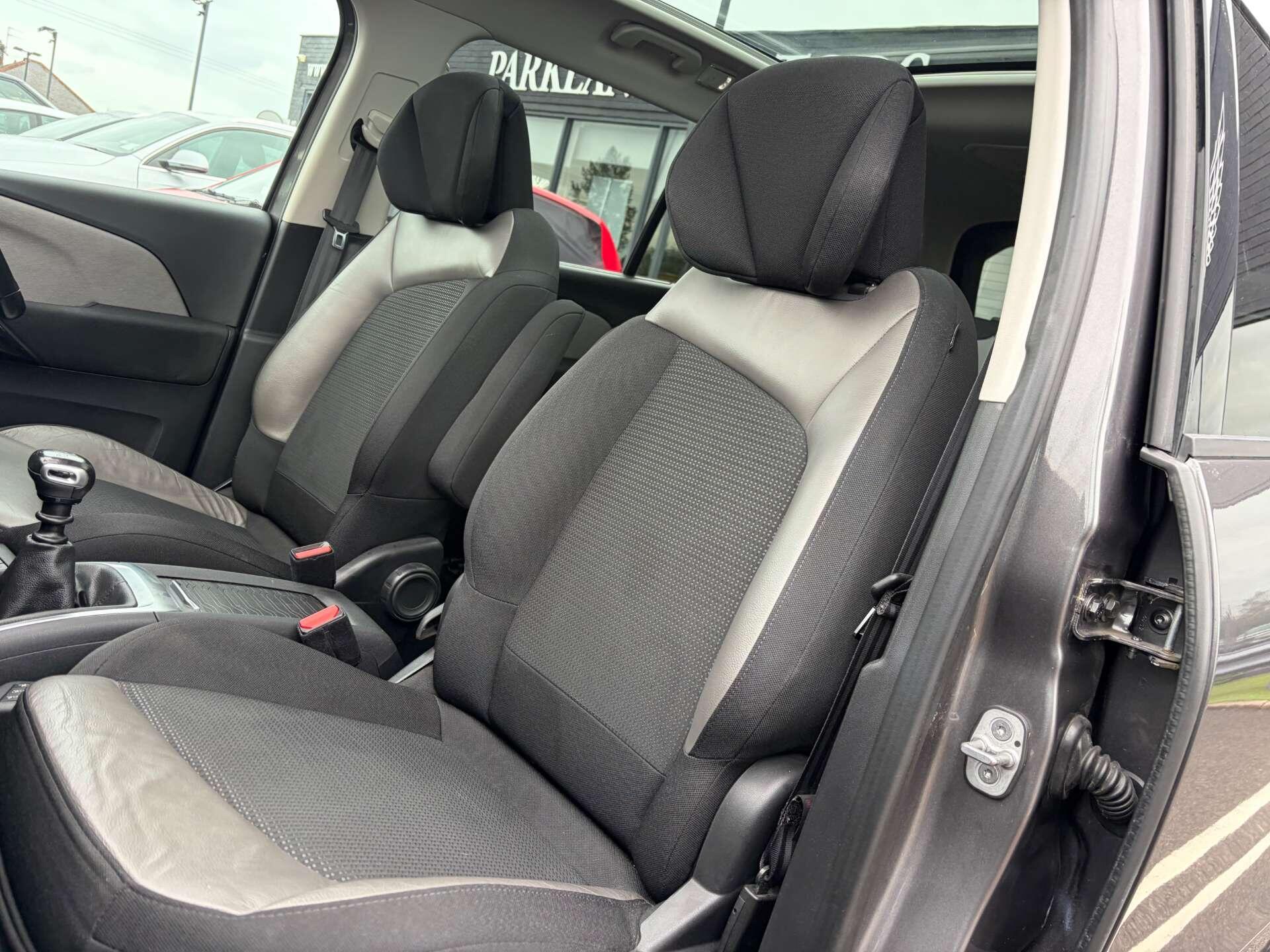 Citroen Grand C4 Picasso view 17