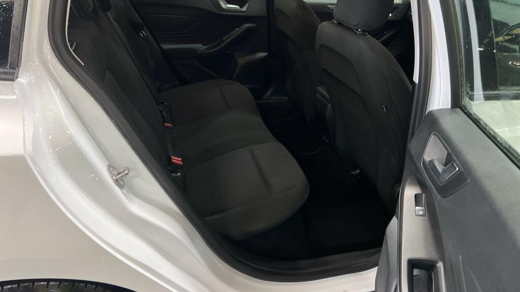 Ford Focus view 3