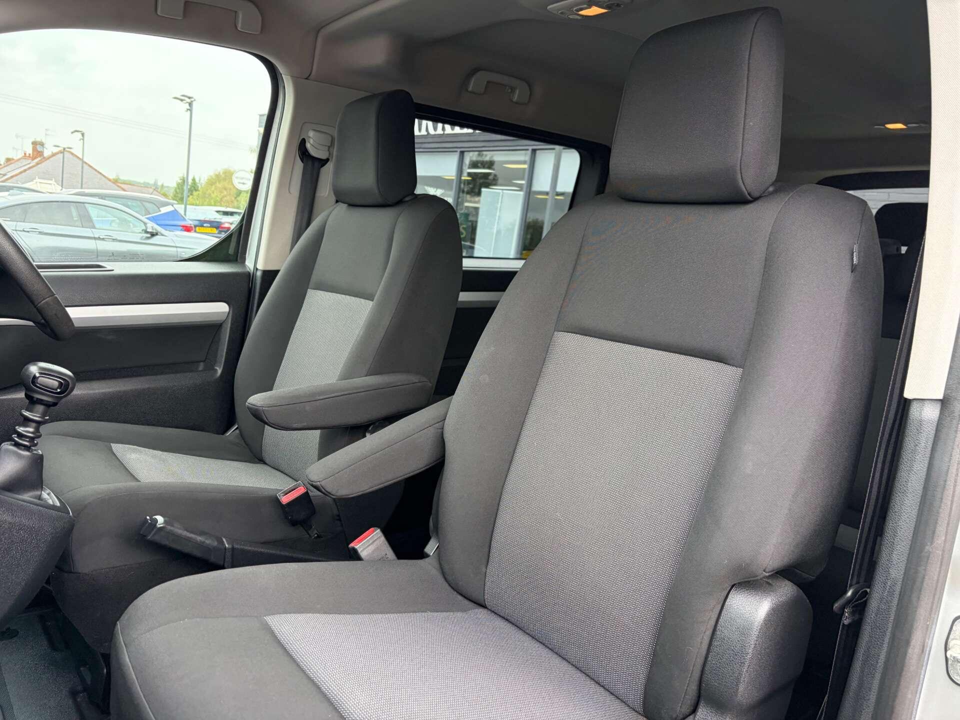 Peugeot Traveller view 17