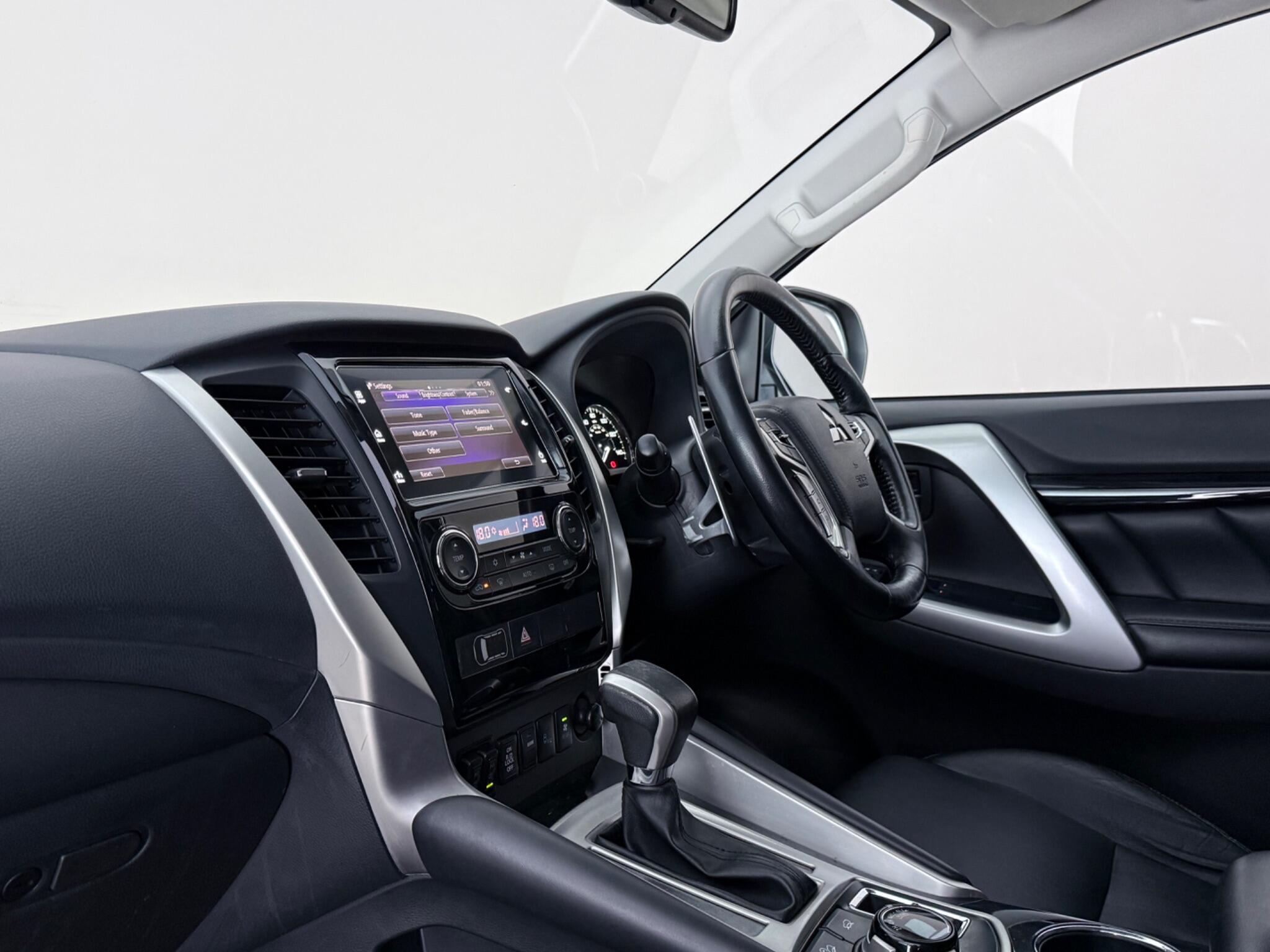 Mitsubishi Shogun Sport view 4