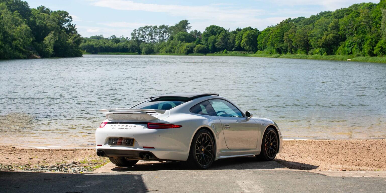 Porsche 911 view 6