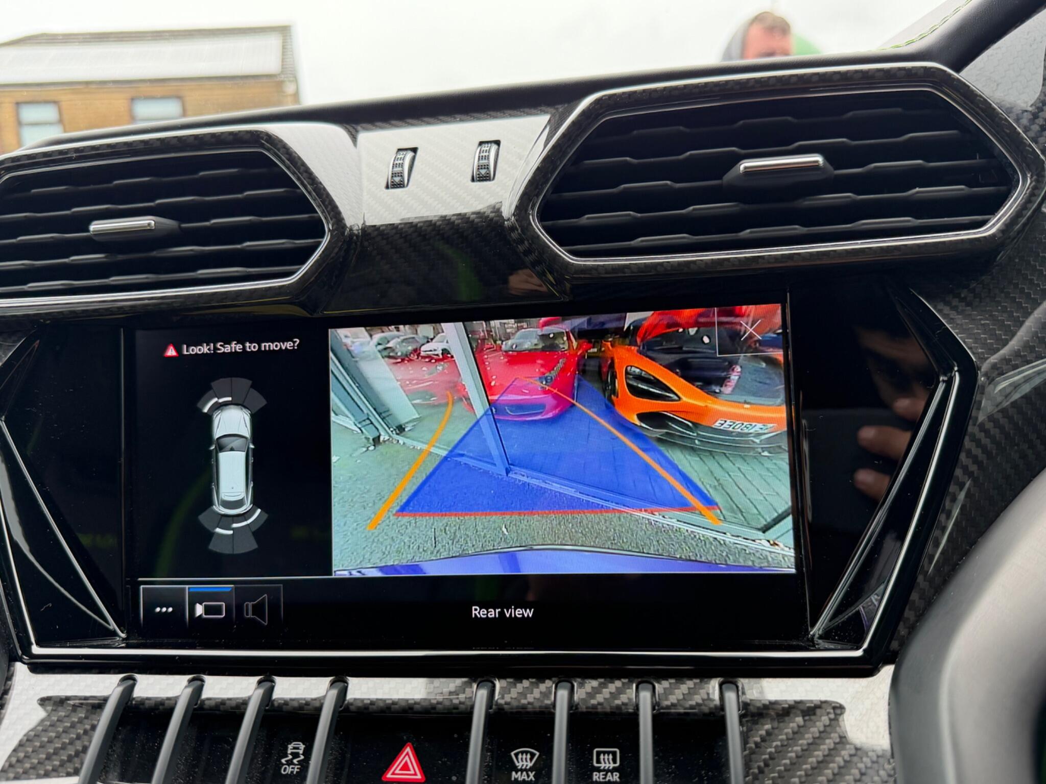 Lamborghini Urus view 32