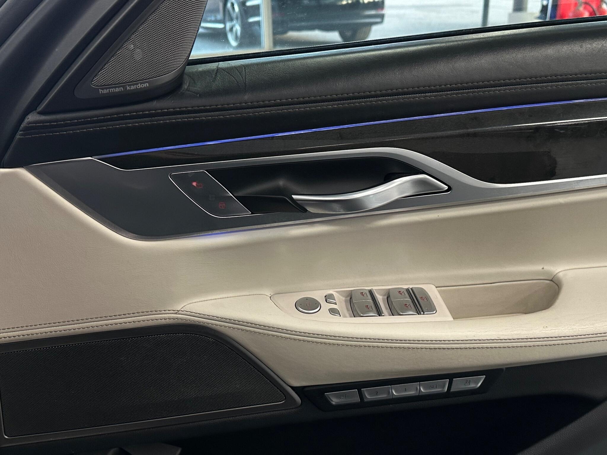 BMW 7 Series view 23