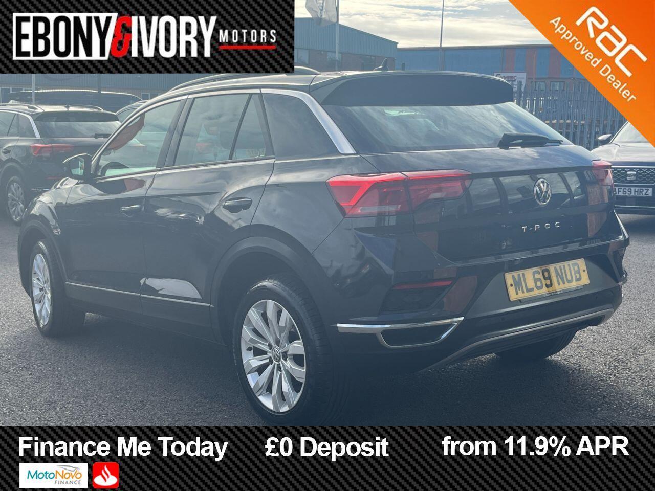 Volkswagen T-Roc view 3