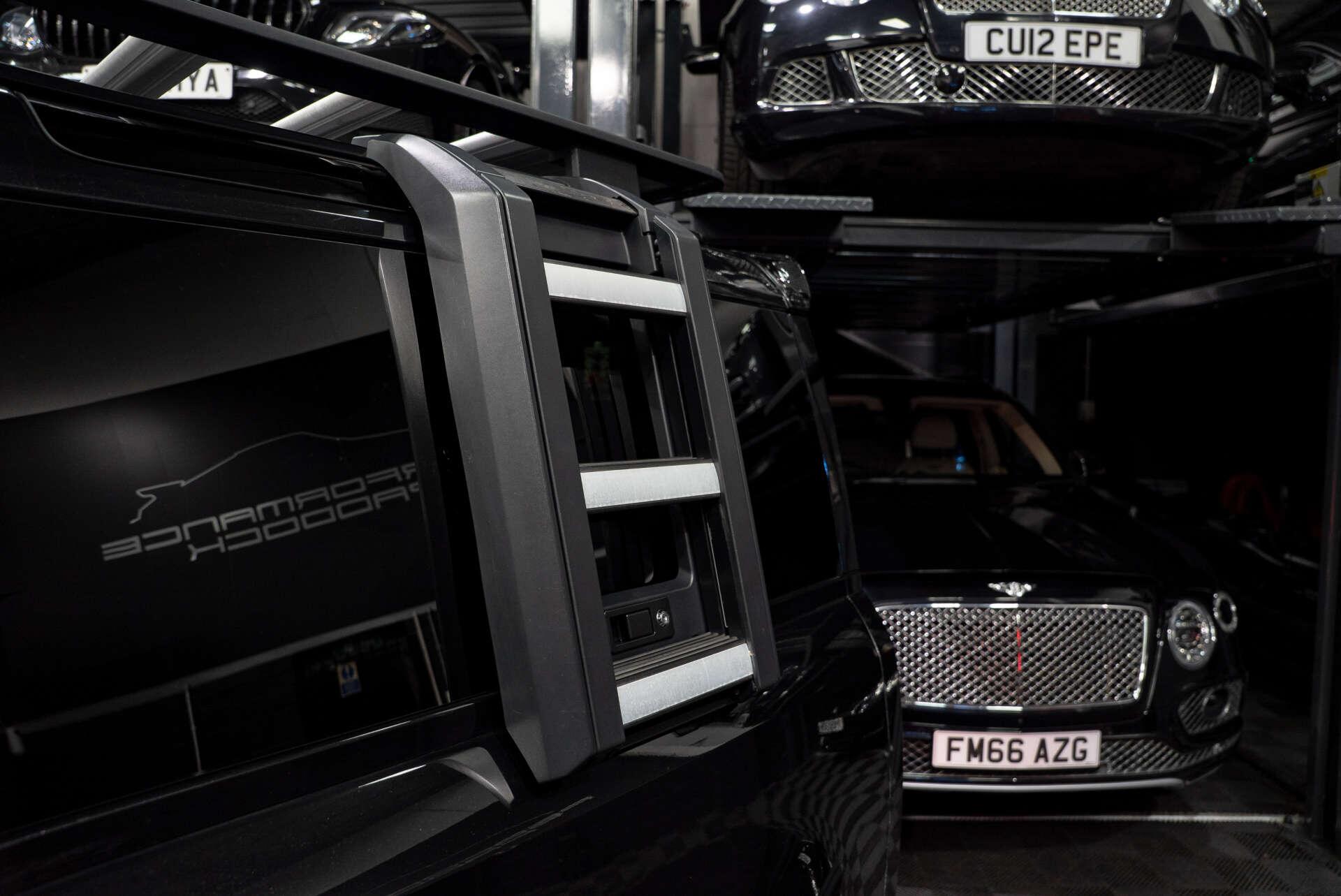 Land Rover Defender 90 view 33