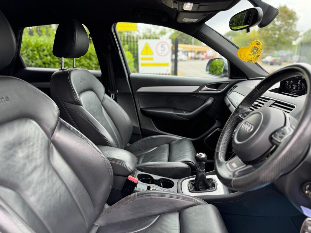 Audi Q3 view 23