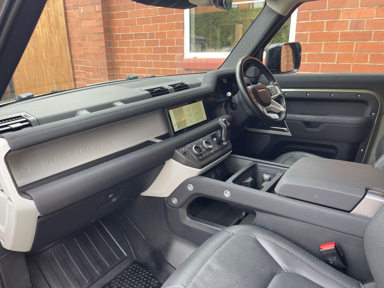 Land Rover Defender 90 view 23