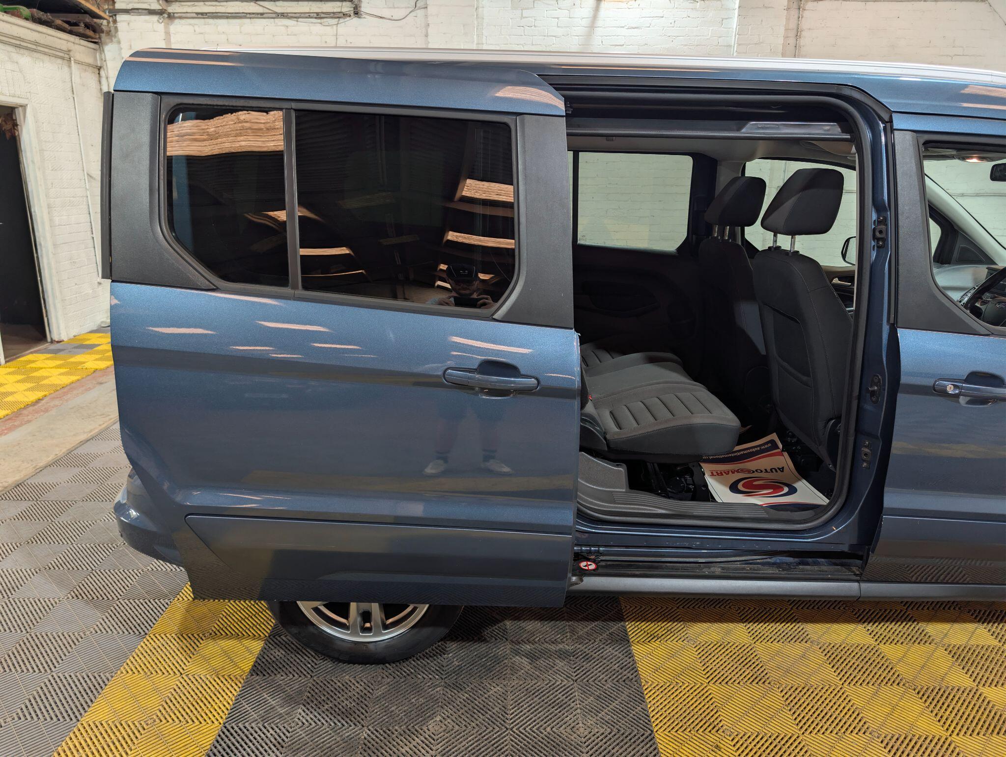 Ford Grand Tourneo Connect view 78