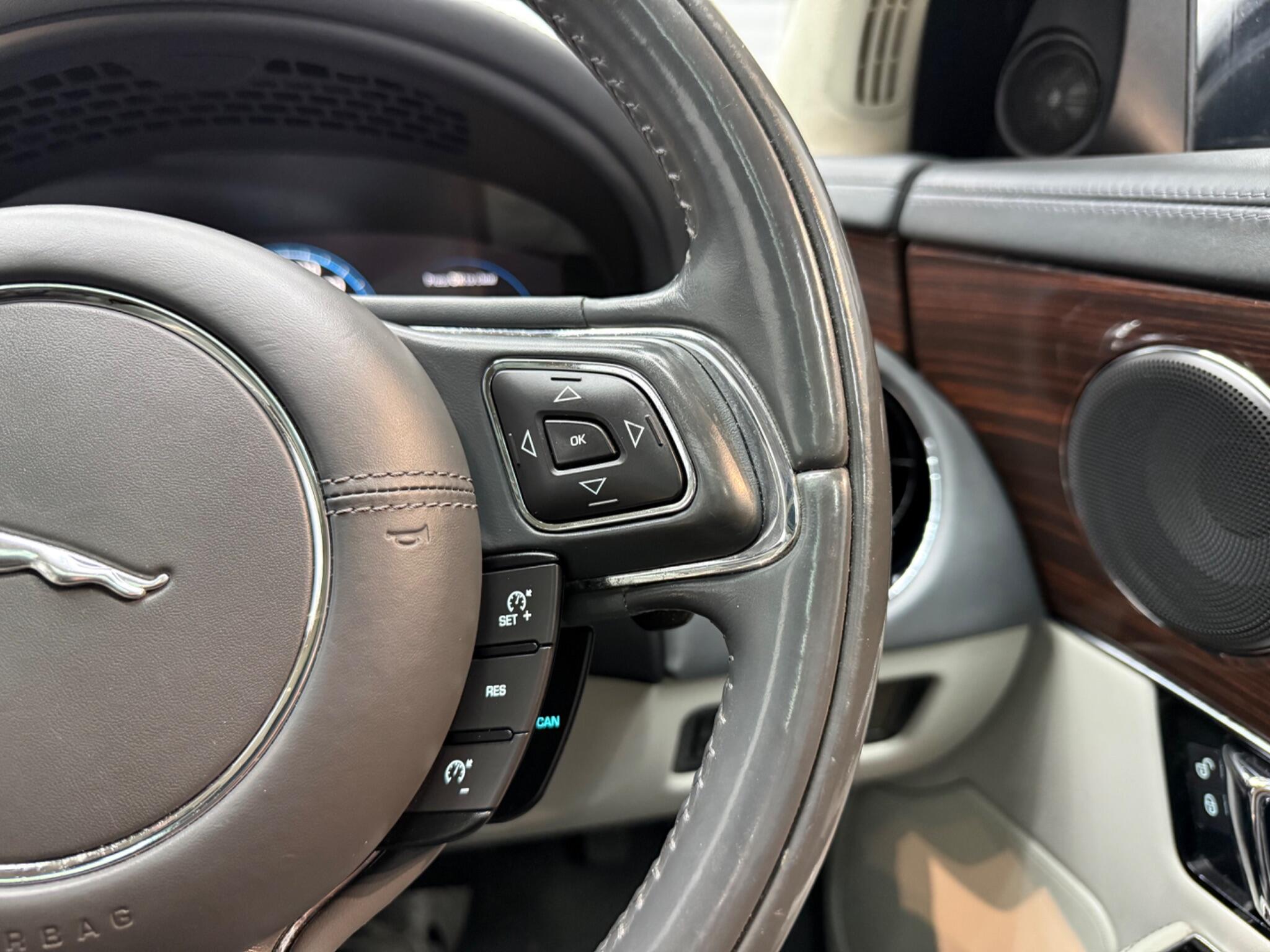 Jaguar XJ view 15