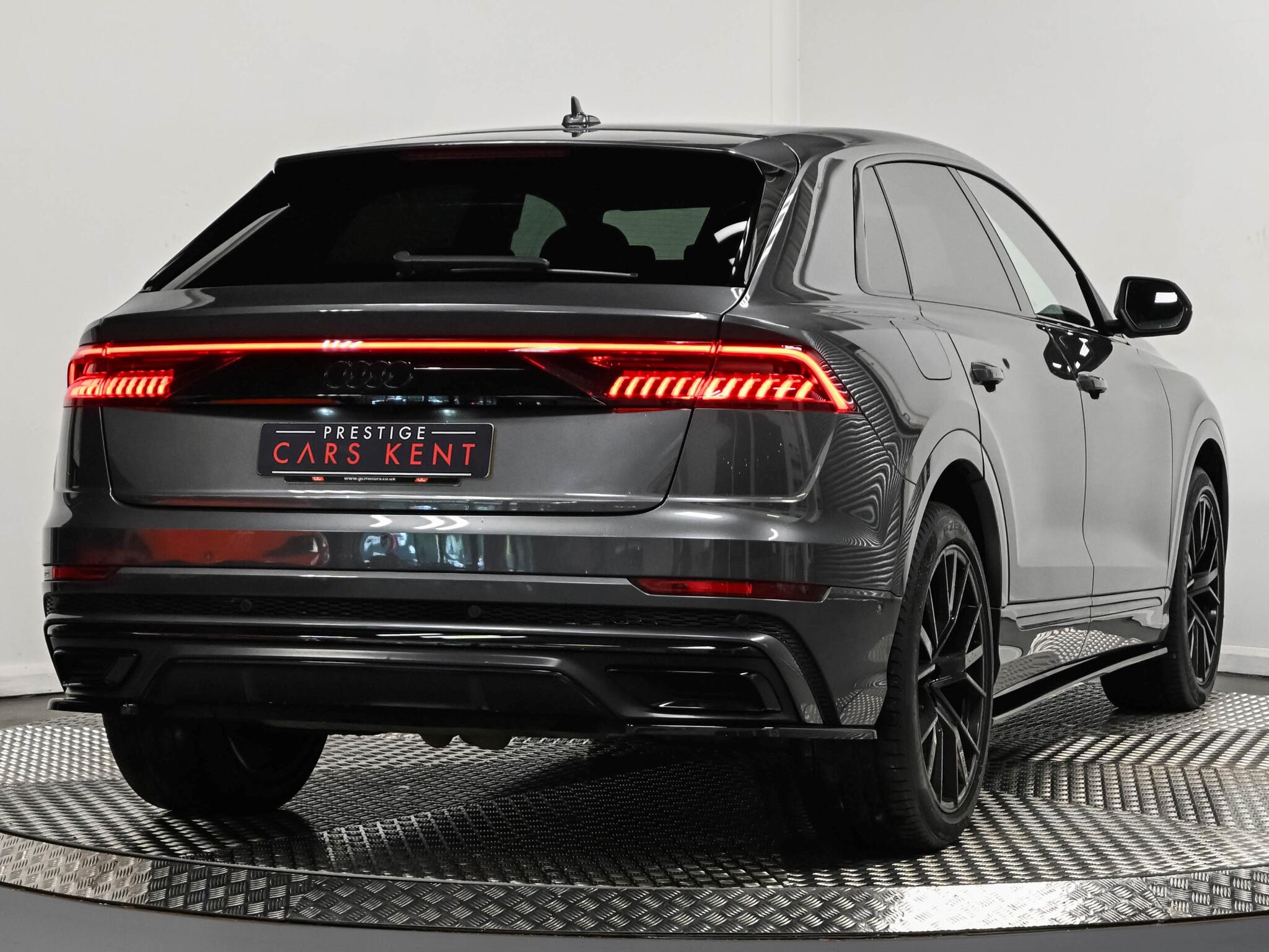 Audi Q8 view 24