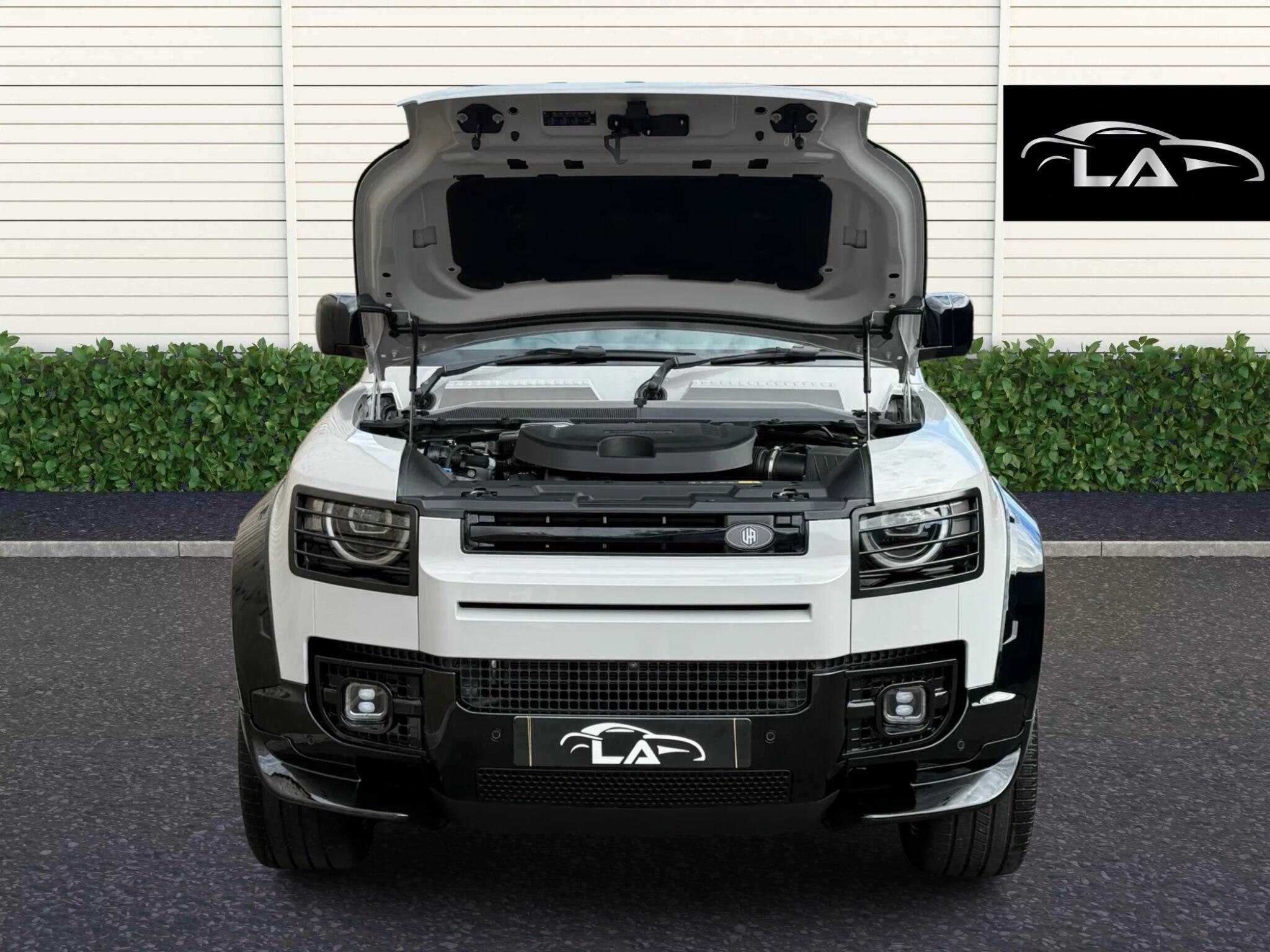 Land Rover Defender 110 view 13