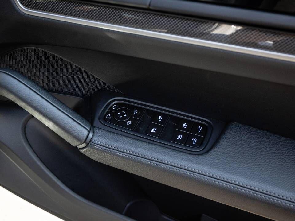 Porsche Cayenne view 56